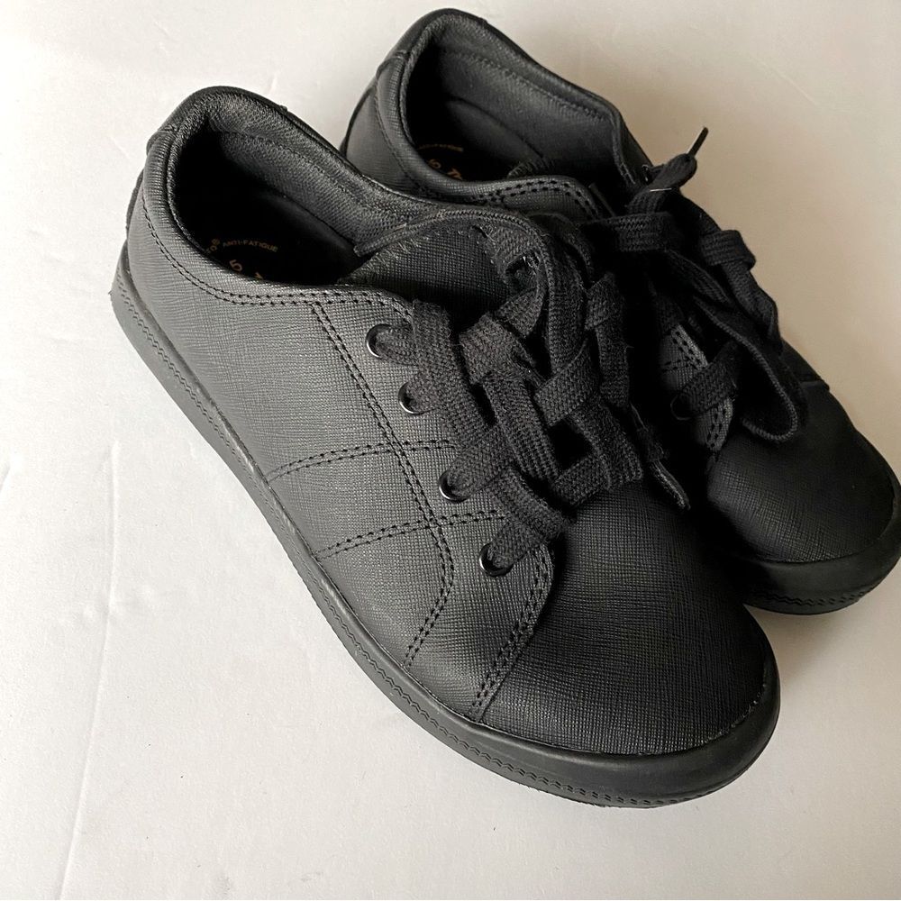 TredSafe Boys Slip Resistant lace up leather/synthetic shoes- big boys size 5